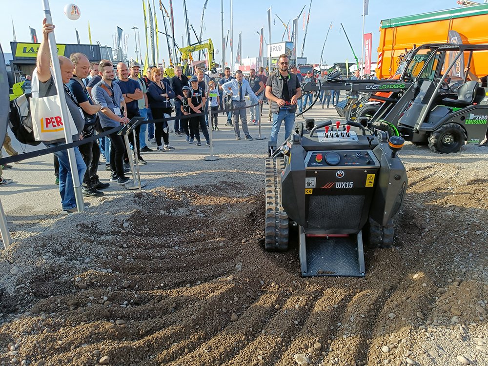 Posteriore WorkyQuad WX15 RC con benna Bauma 2022 - minipala radiocomandata